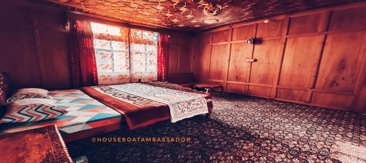 Hotel Houseboat Ambassador Srīnagar Esterno foto