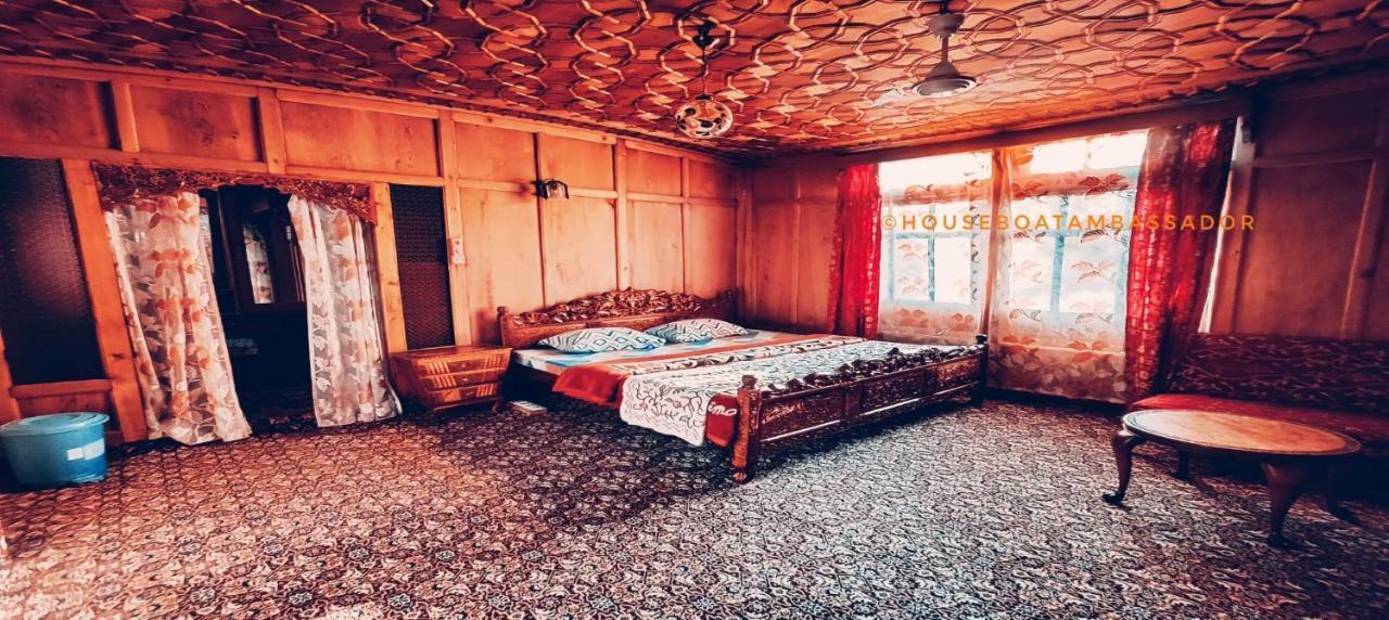 Hotel Houseboat Ambassador Srīnagar Esterno foto