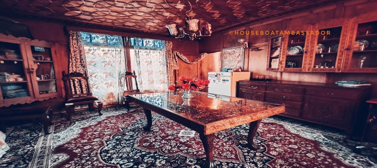 Hotel Houseboat Ambassador Srīnagar Esterno foto
