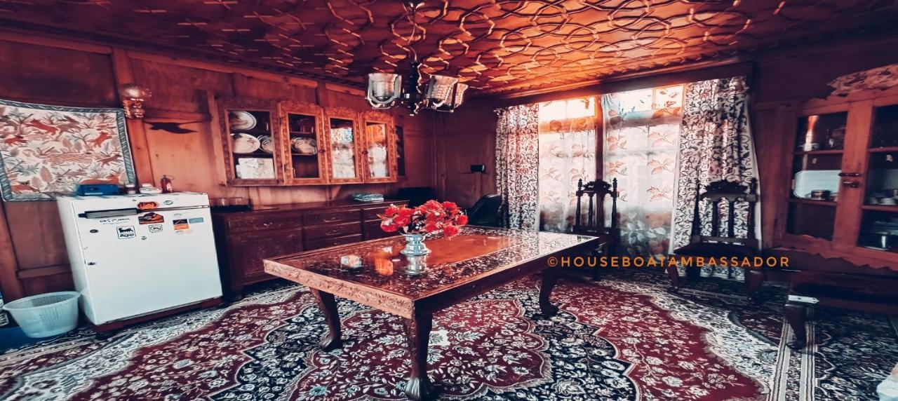 Hotel Houseboat Ambassador Srīnagar Esterno foto