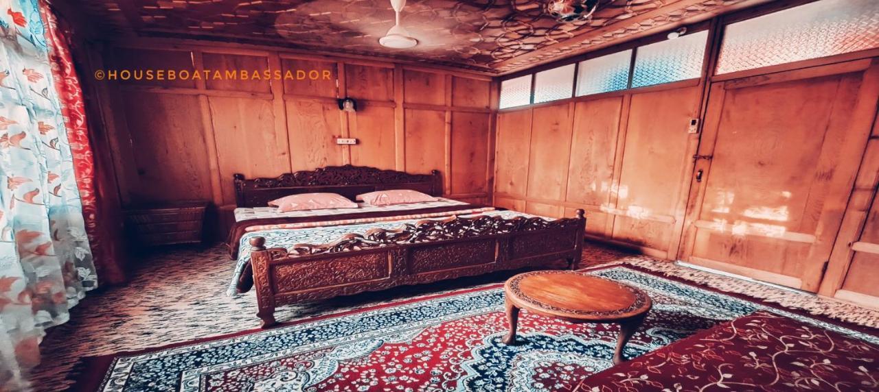 Hotel Houseboat Ambassador Srīnagar Esterno foto