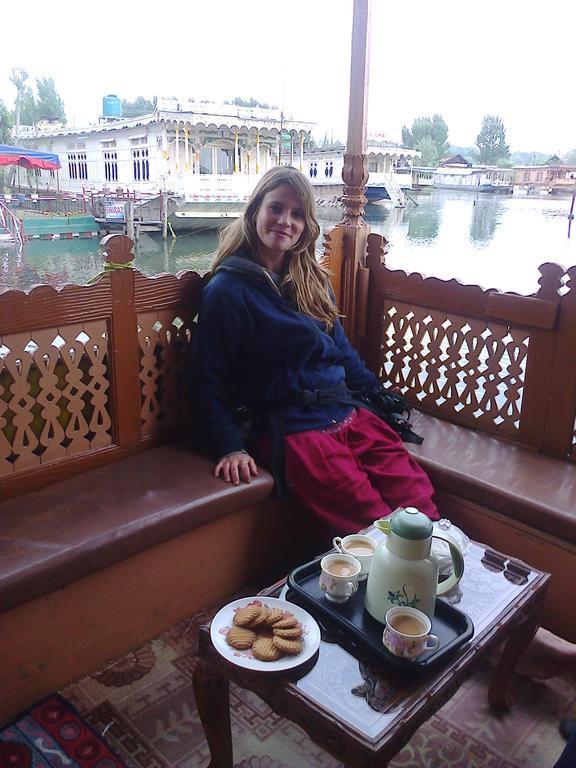 Hotel Houseboat Ambassador Srīnagar Esterno foto